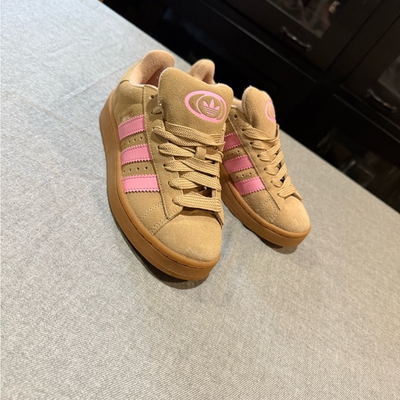 Adidas Women’s Campus Suede Sneaker in Tan with Pink Stripes - US 5 - Picture 2 of 7